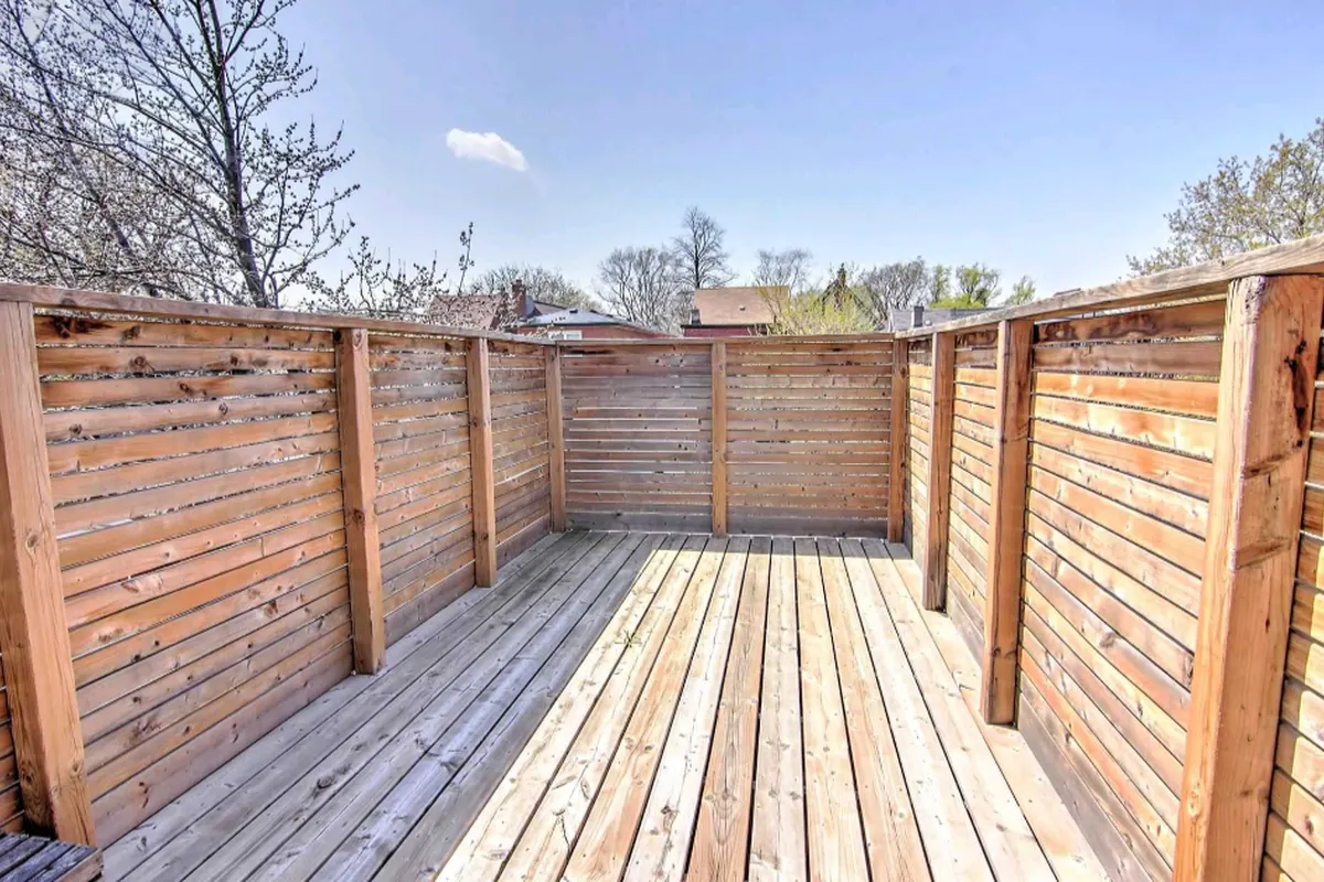 Finished cedar deck with horizontal privacy wall